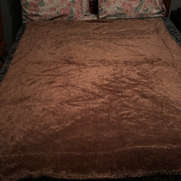 Luxurious soft faux fur feel brown throw blanket from Thro by Mario Lorenz - Picture 3 of 6